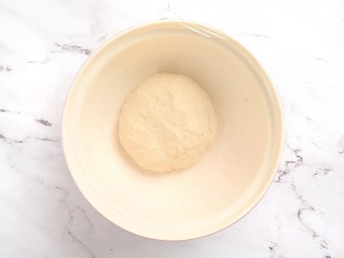 Masa de pan de pita en un bol antes de fermentar.