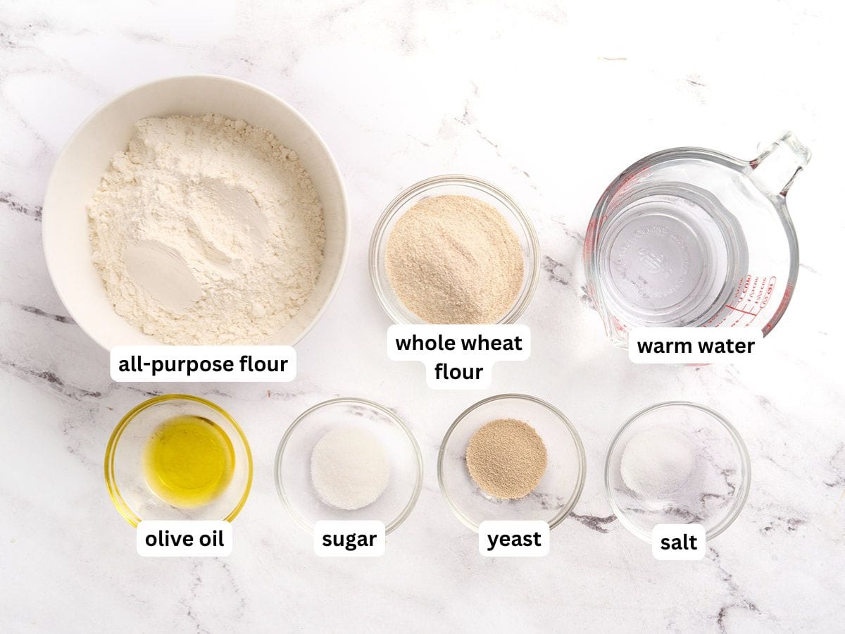 Los ingredientes para hacer pan de pita casero con etiquetas.