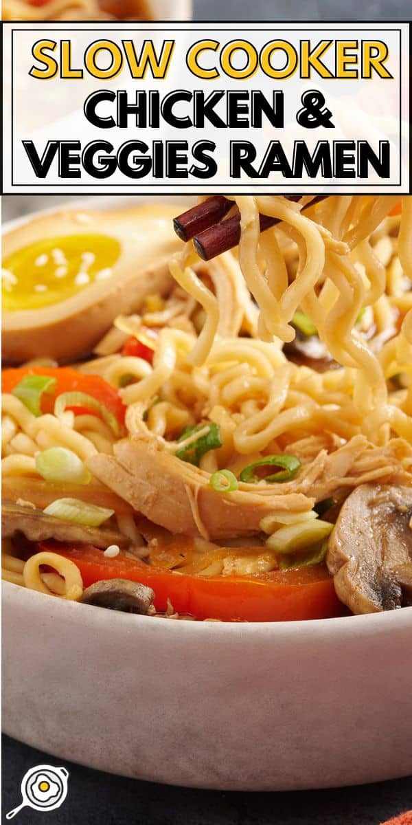 imagen de pin de ramen y verduras en olla de cocción lenta