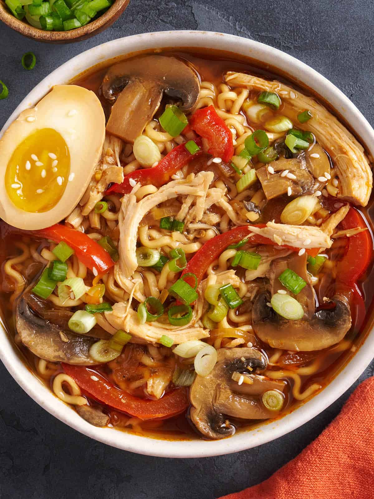 Vista aérea de un plato de ramen de pollo en olla de cocción lenta con un huevo marinado con soja.