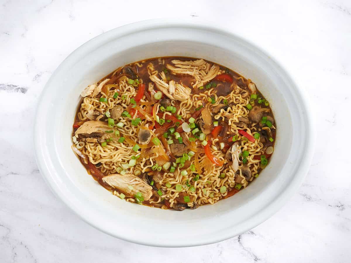 Ramen de pollo en olla de cocción lenta en una olla eléctrica.
