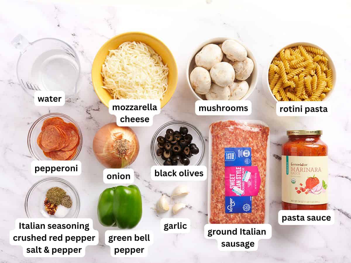 Los ingredientes para hacer una cazuela de pizza en sartén con etiquetas.
