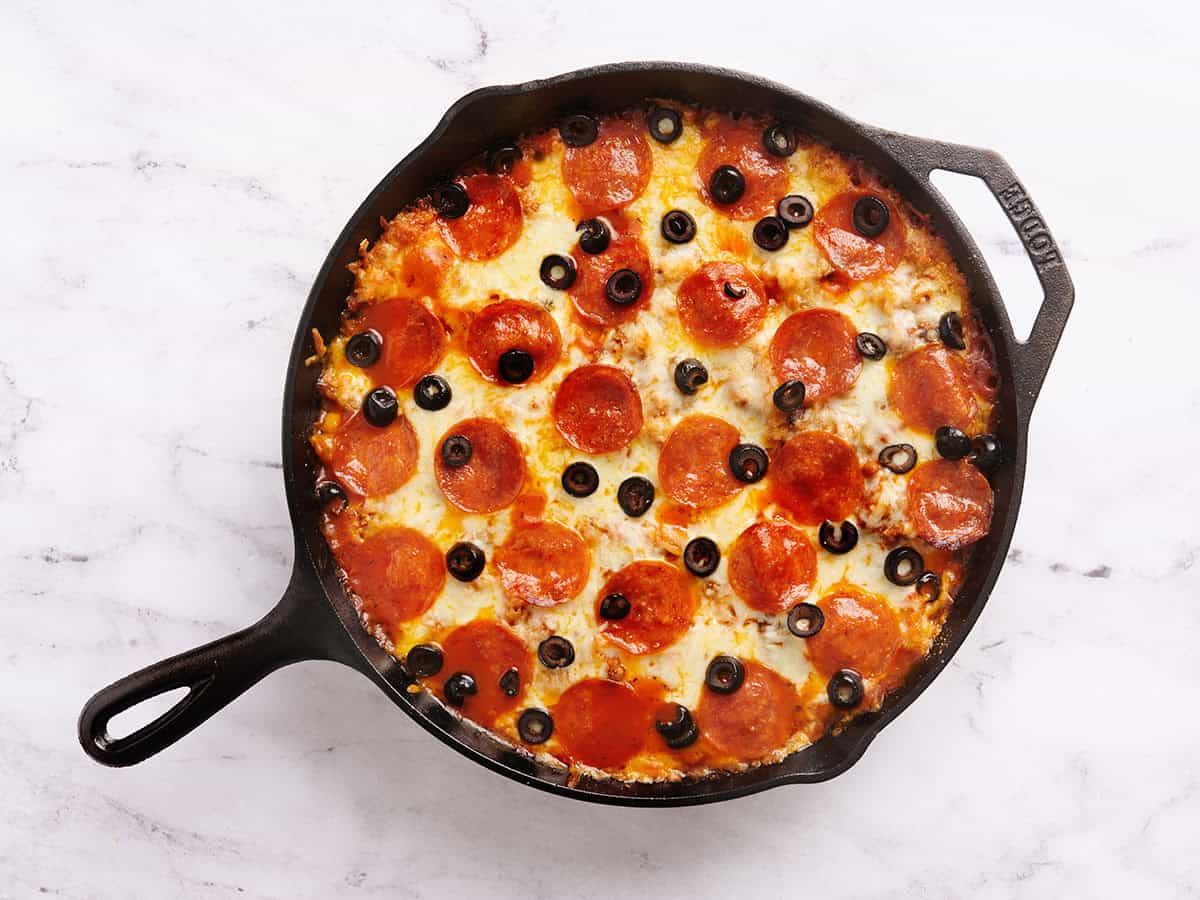 Cazuela de pizza en sartén terminada.