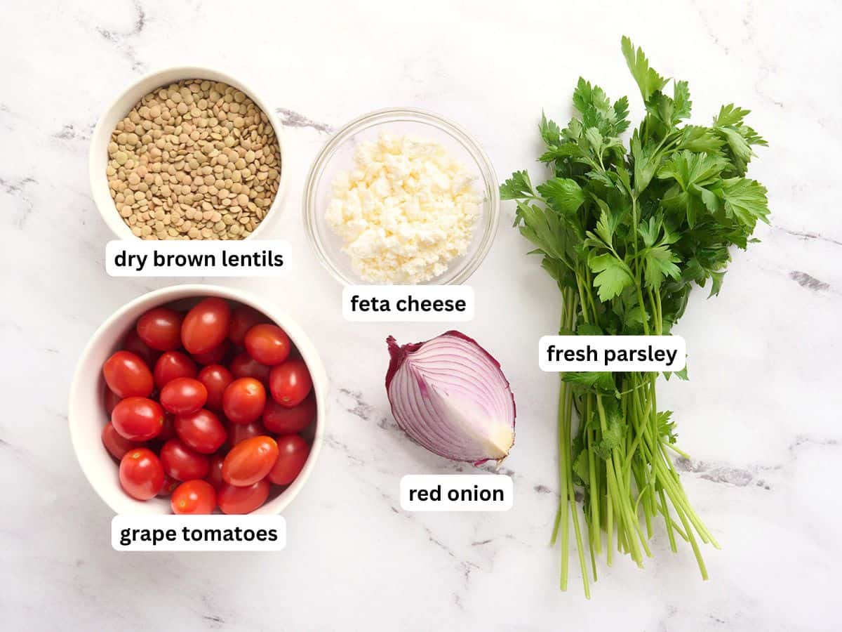 Los ingredientes para hacer una ensalada de lentejas con etiquetas.