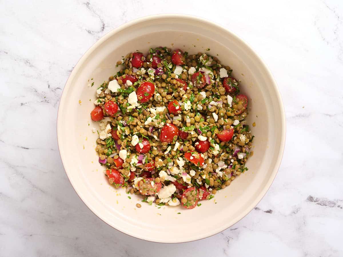 Ensalada de lentejas terminada en un bol.