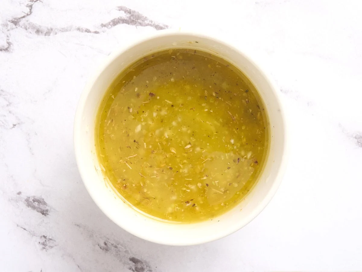 Aderezo de ajo y limón en un bol.