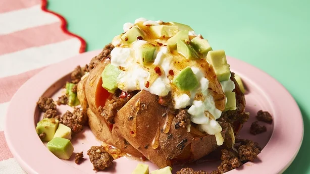 Una papa al horno cubierta con chile