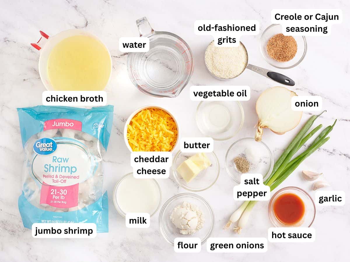 Los ingredientes para hacer camarones y sémola con etiquetas.