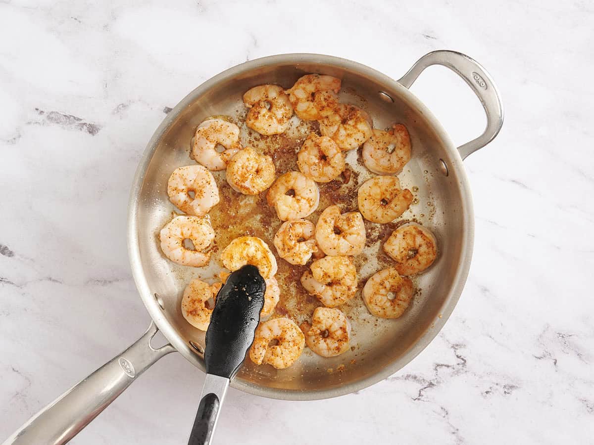 Camarones chamuscados en una sartén.