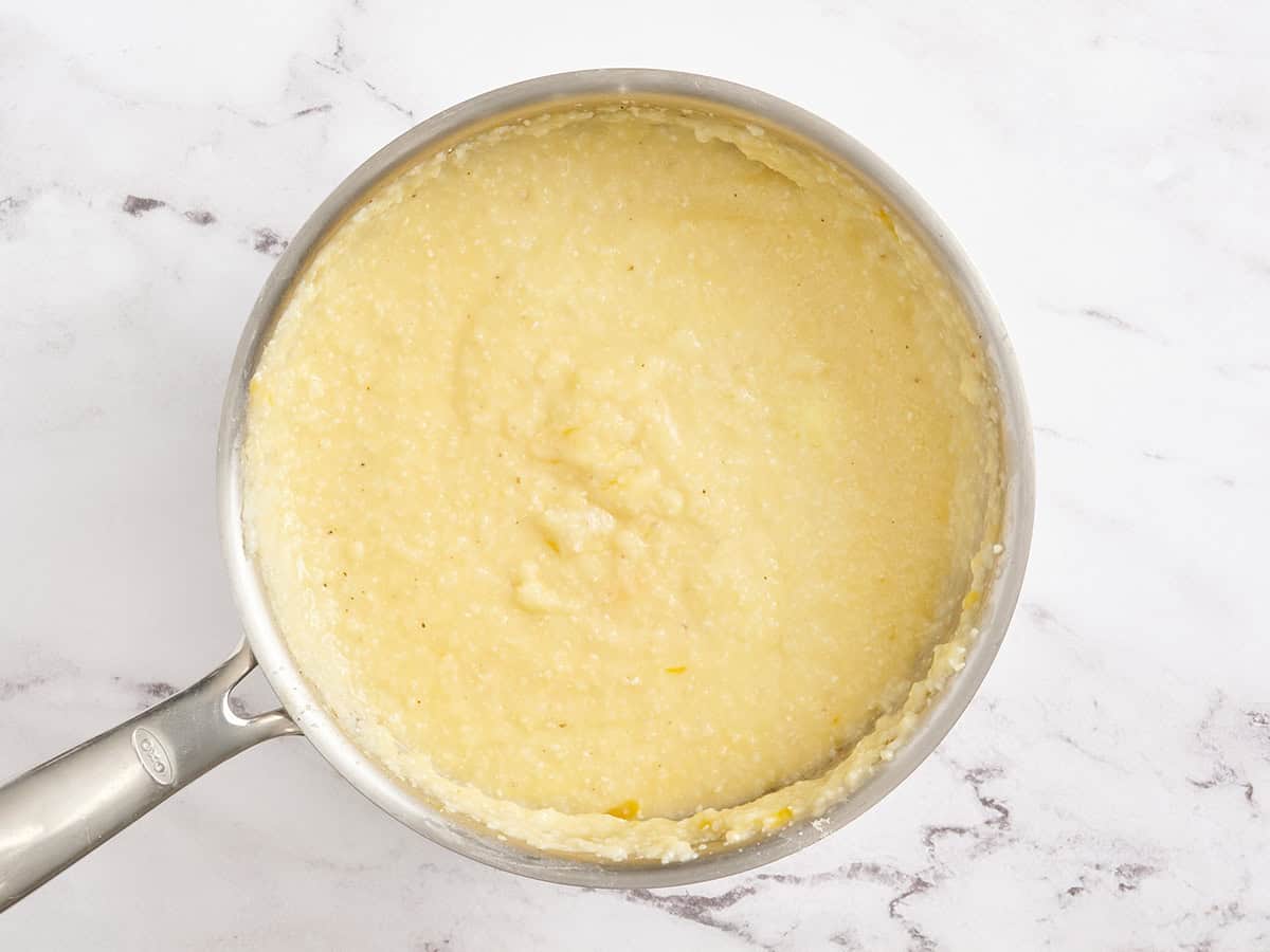 Sémola con queso en una sartén.