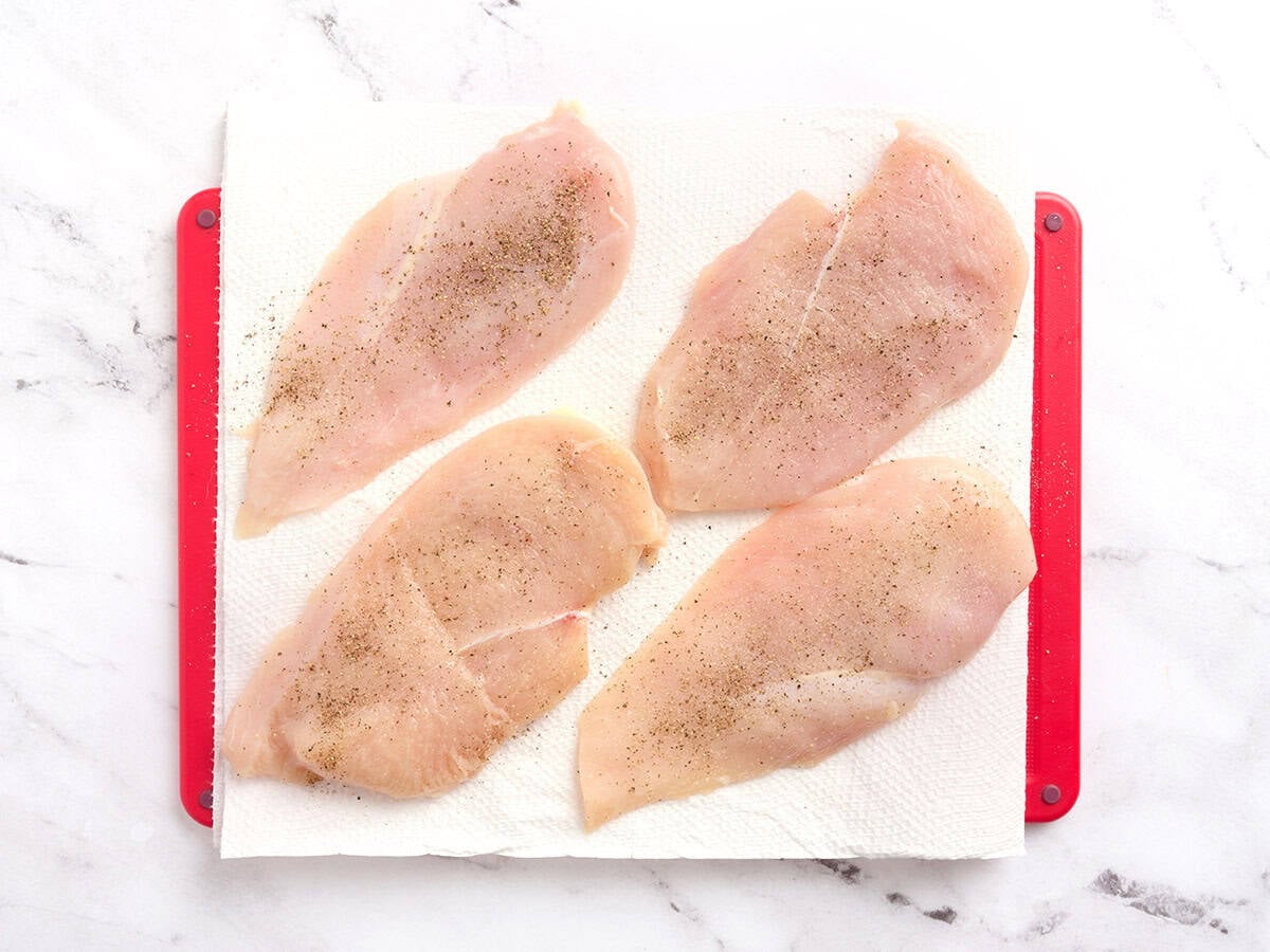 Filetes de pollo sazonados con sal y pimienta.