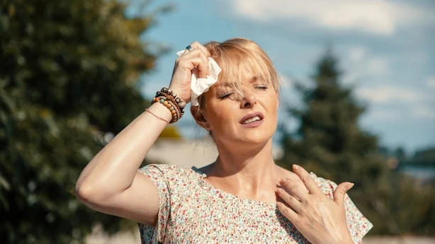Mujer que siente mucho dolor, calor, mujer con insolación. 