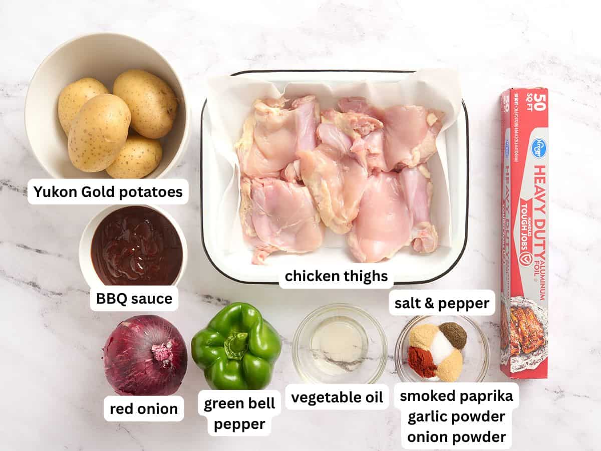 Los ingredientes para hacer paquetes de papel de aluminio para pollo BBQ con etiquetas.