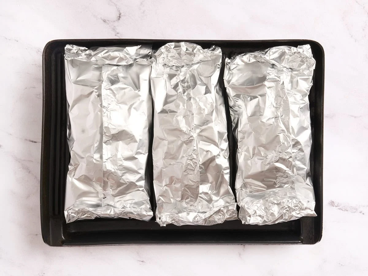 Tres paquetes de papel de aluminio a la parrilla.