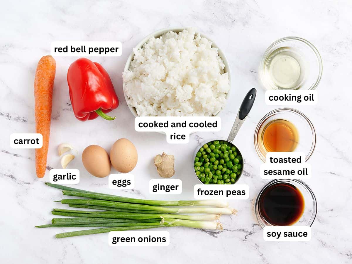 Ingredientes para arroz frito con verduras con etiquetas.