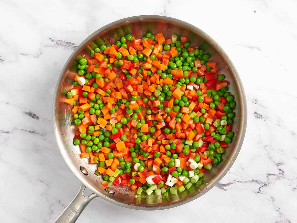 Verduras picadas en una sartén.