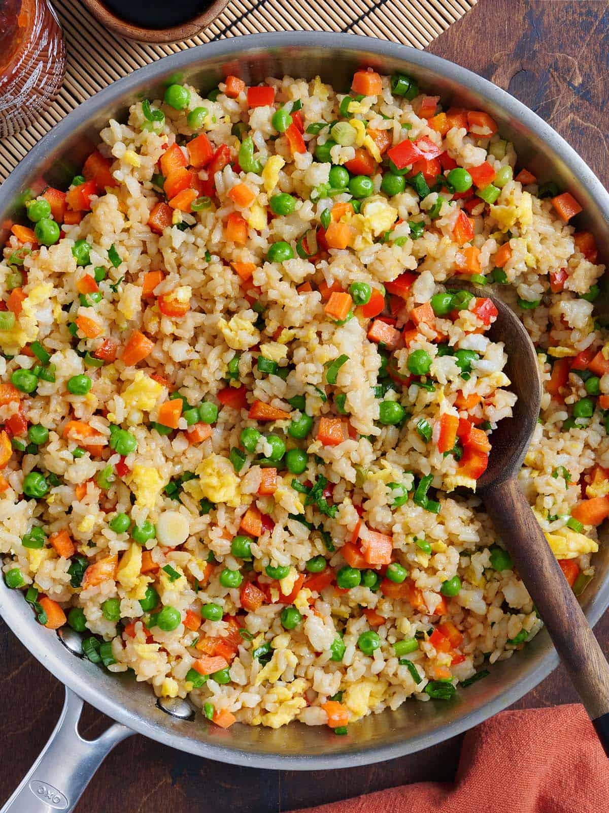 Vista aérea de arroz frito con verduras en una sartén.