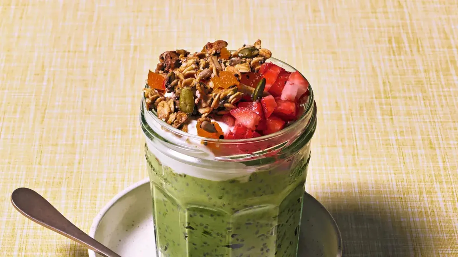 Pudín de matcha y fresa y chía de Emma Petersen