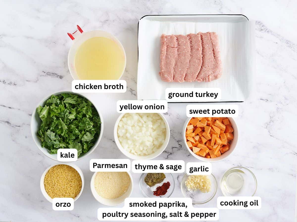 Los ingredientes para hacer una sartén de camote y pavo molido con etiquetas.