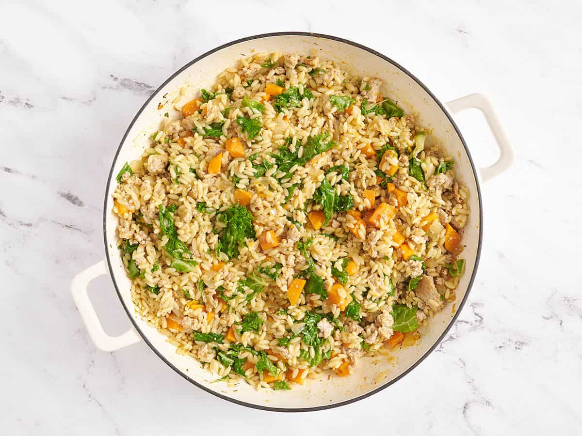 Una sartén de camote y pavo molido con arroz.