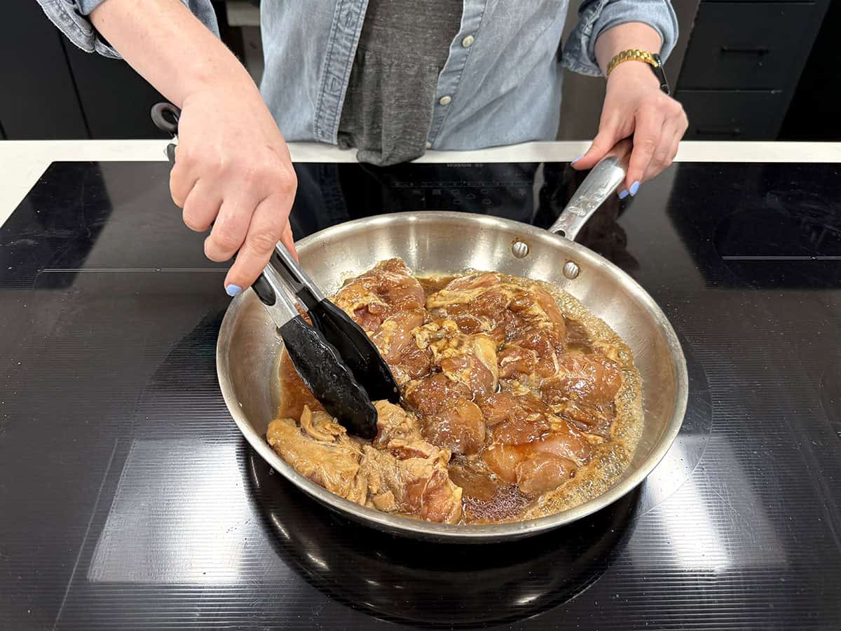 Pollo teriyaki cocinado en una sartén.
