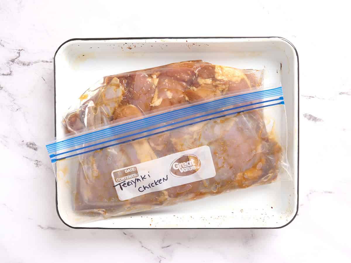 Pollo teriyaki marinado en bolsa.