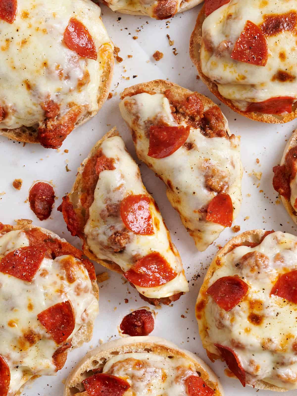 Vista aérea de hamburguesas de pizza caseras, con una cortada por la mitad.