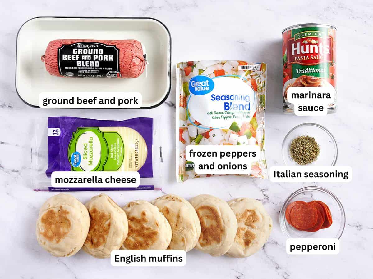 Los ingredientes para hacer hamburguesas de pizza con etiquetas.