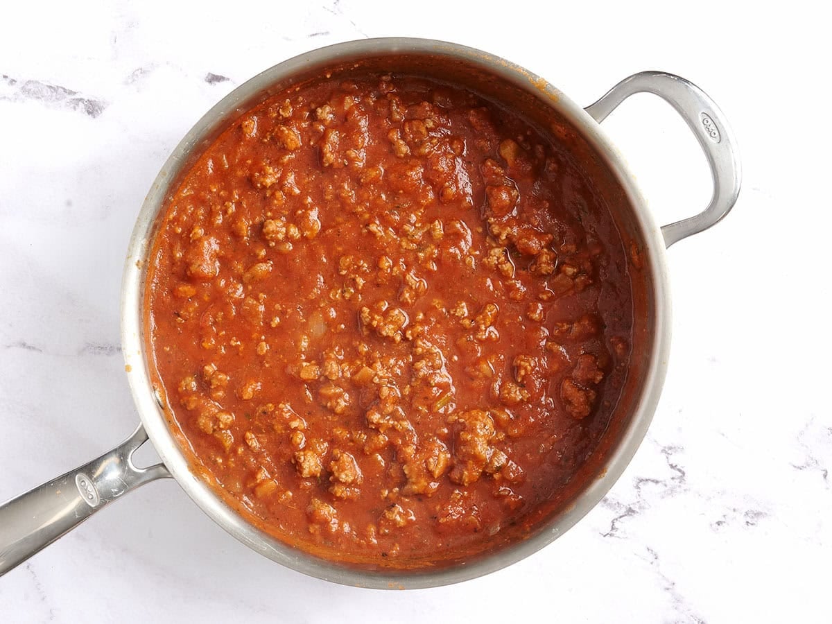 Salsa de carne en una sartén.