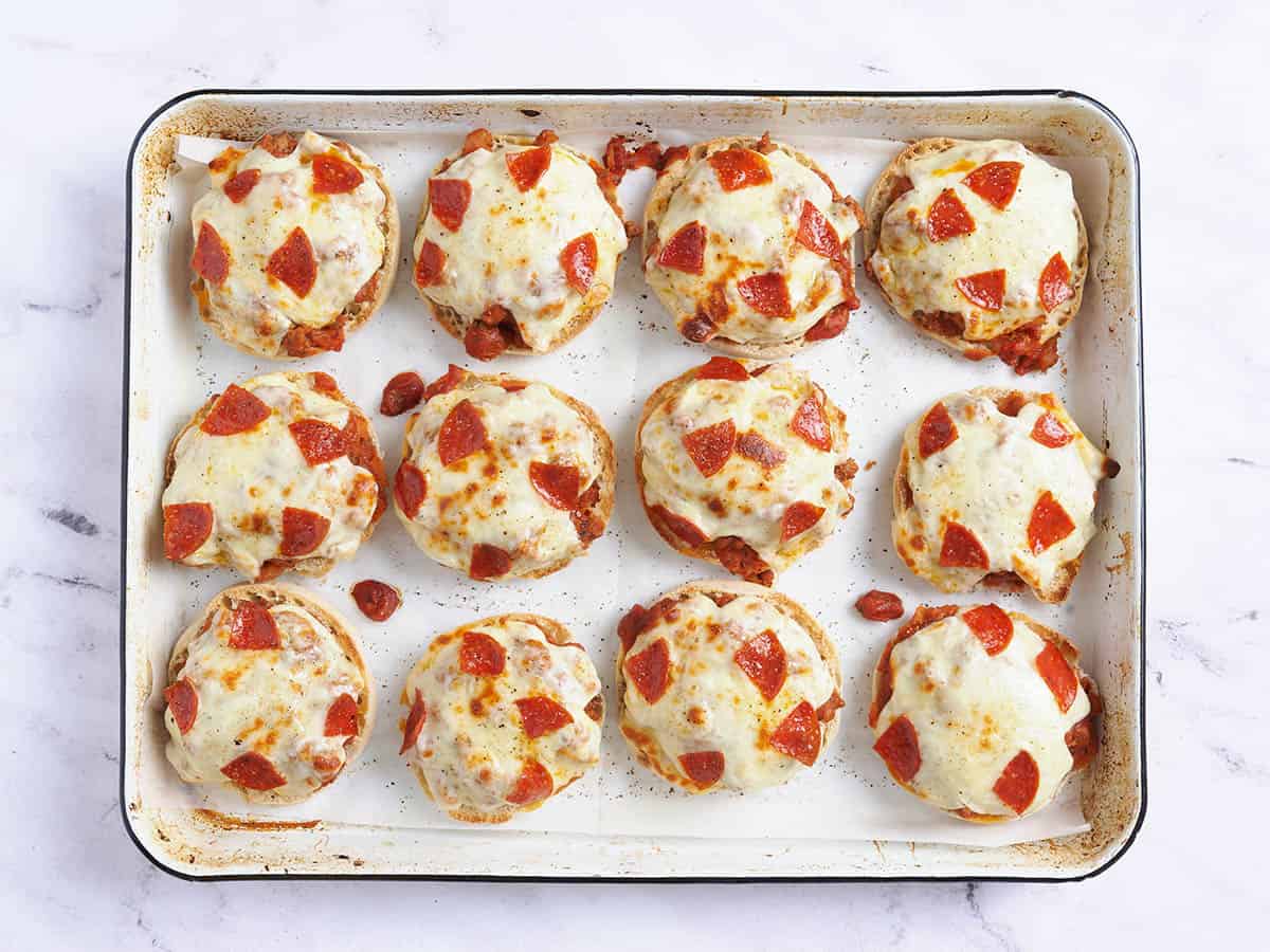 Hamburguesas de pizza terminadas en una bandeja para hornear.