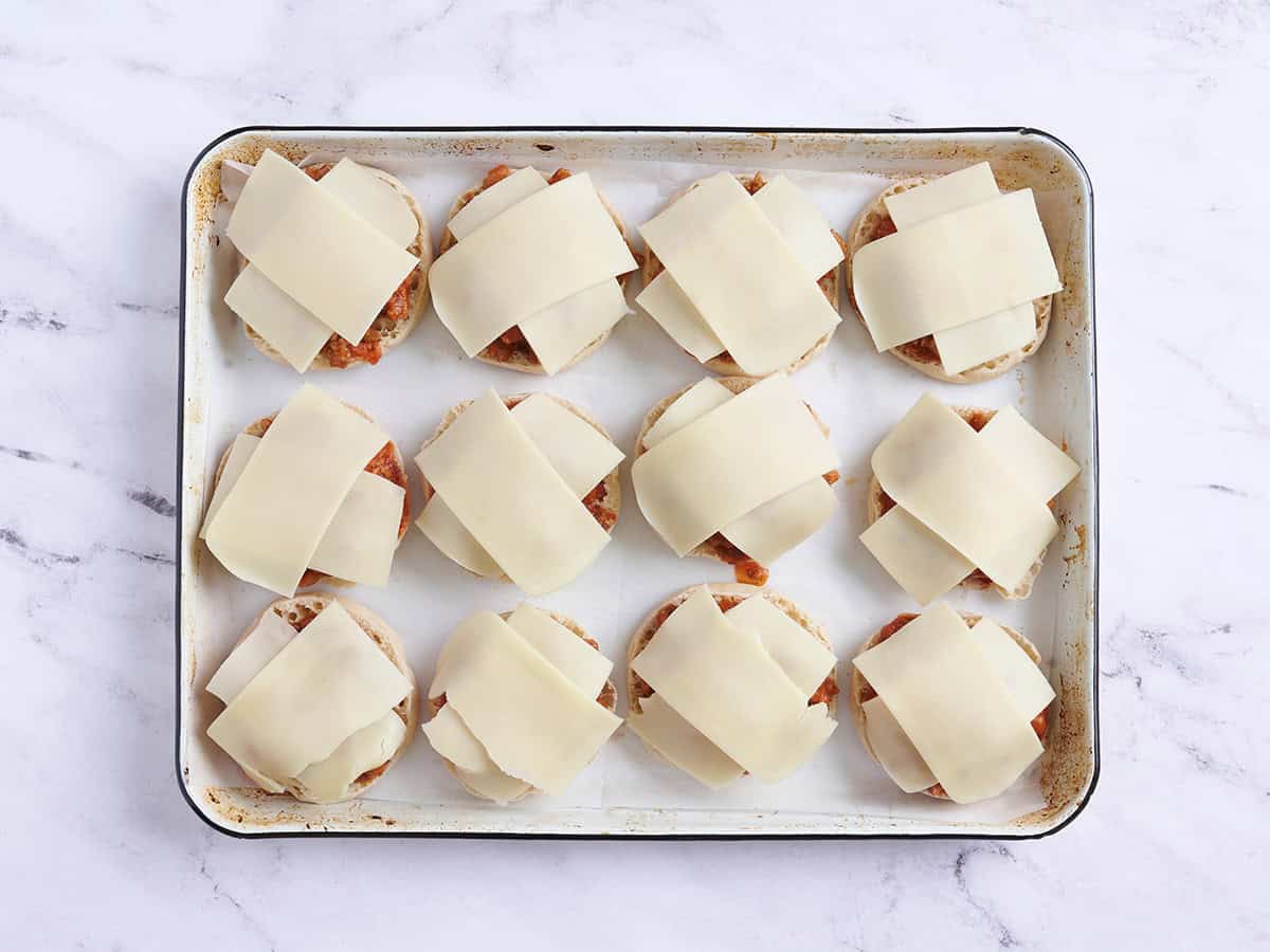 Hamburguesas de pizza cubiertas con lonchas de queso.