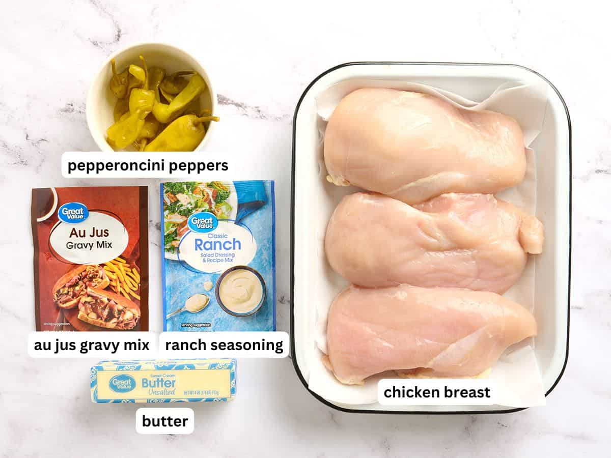 Los ingredientes para hacer pollo Mississippi con etiquetas.