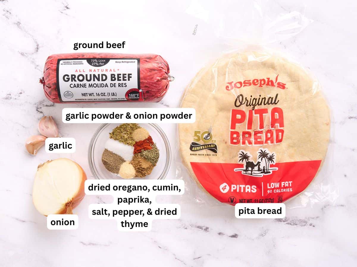 Los ingredientes para hacer un doner kebab en sartén con etiquetas.