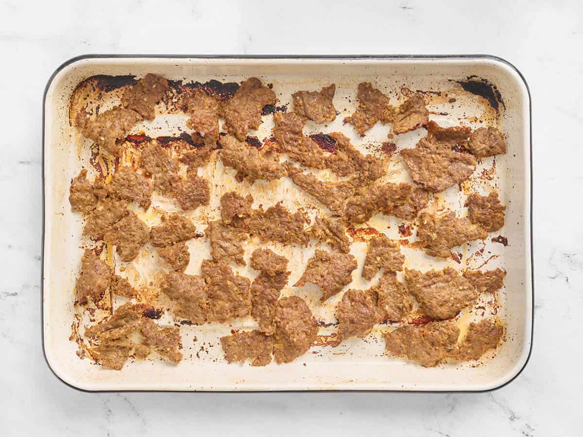 Carne de doner kebab en una sartén después de asarla.