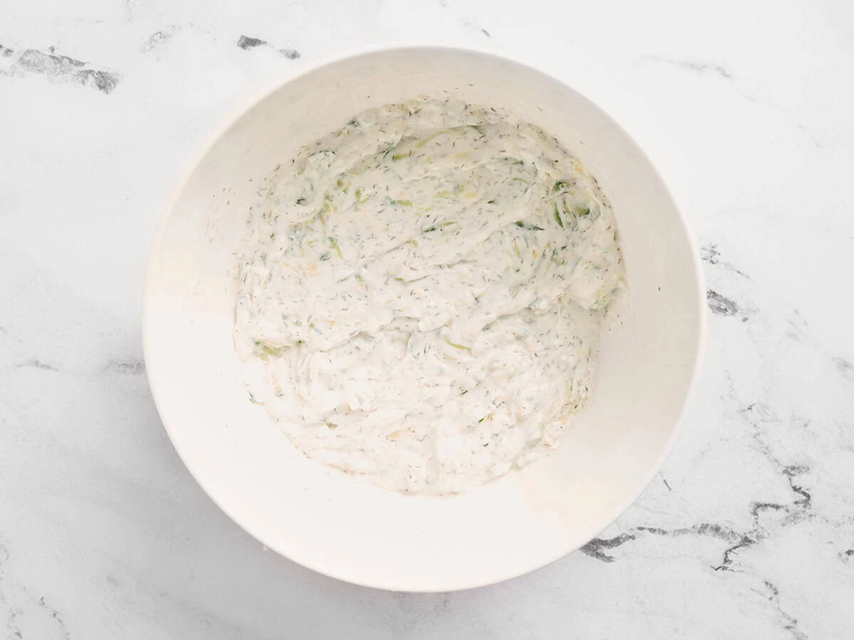 Salsa tzatziki terminada en un bol.