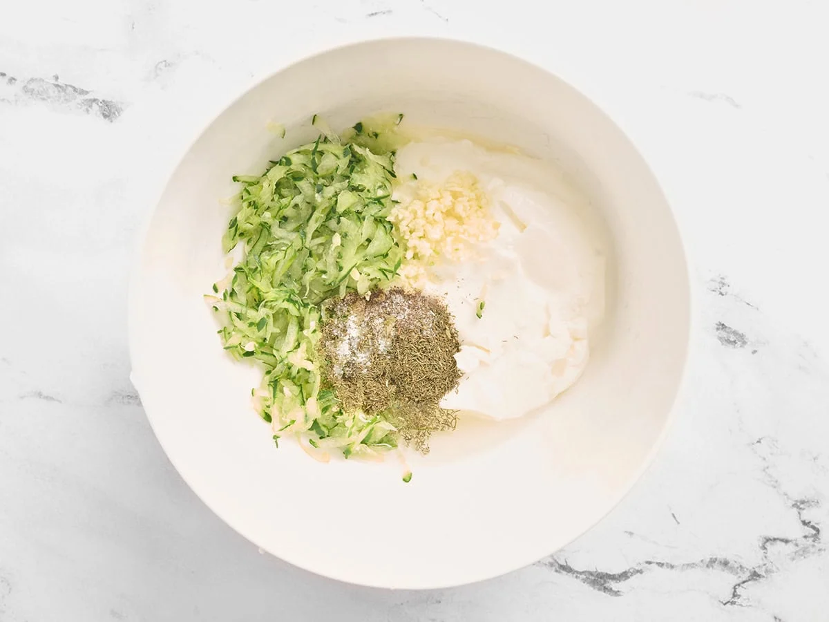 Los ingredientes para el tzatziki en un bol.