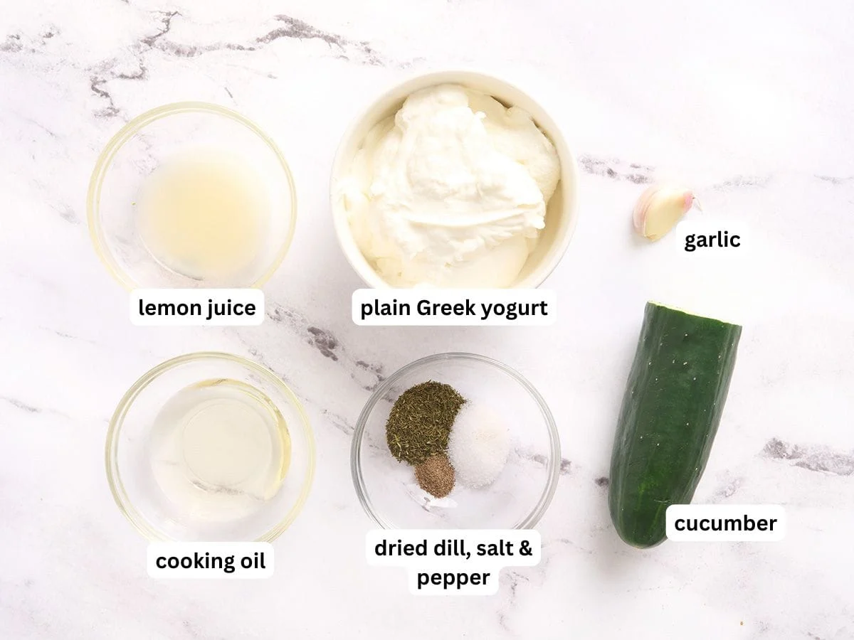Los ingredientes para la salsa tzatziki con etiquetas.