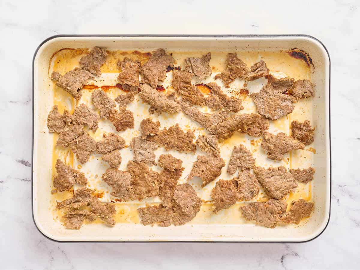 Coloque la carne de doner kebab en una bandeja para hornear antes de asarla.