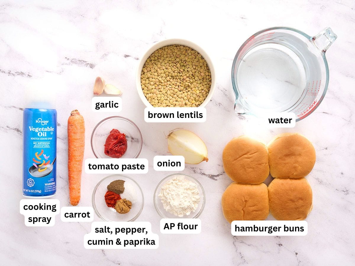 Los ingredientes para hacer hamburguesas caseras de lentejas con etiquetas de ingredientes.