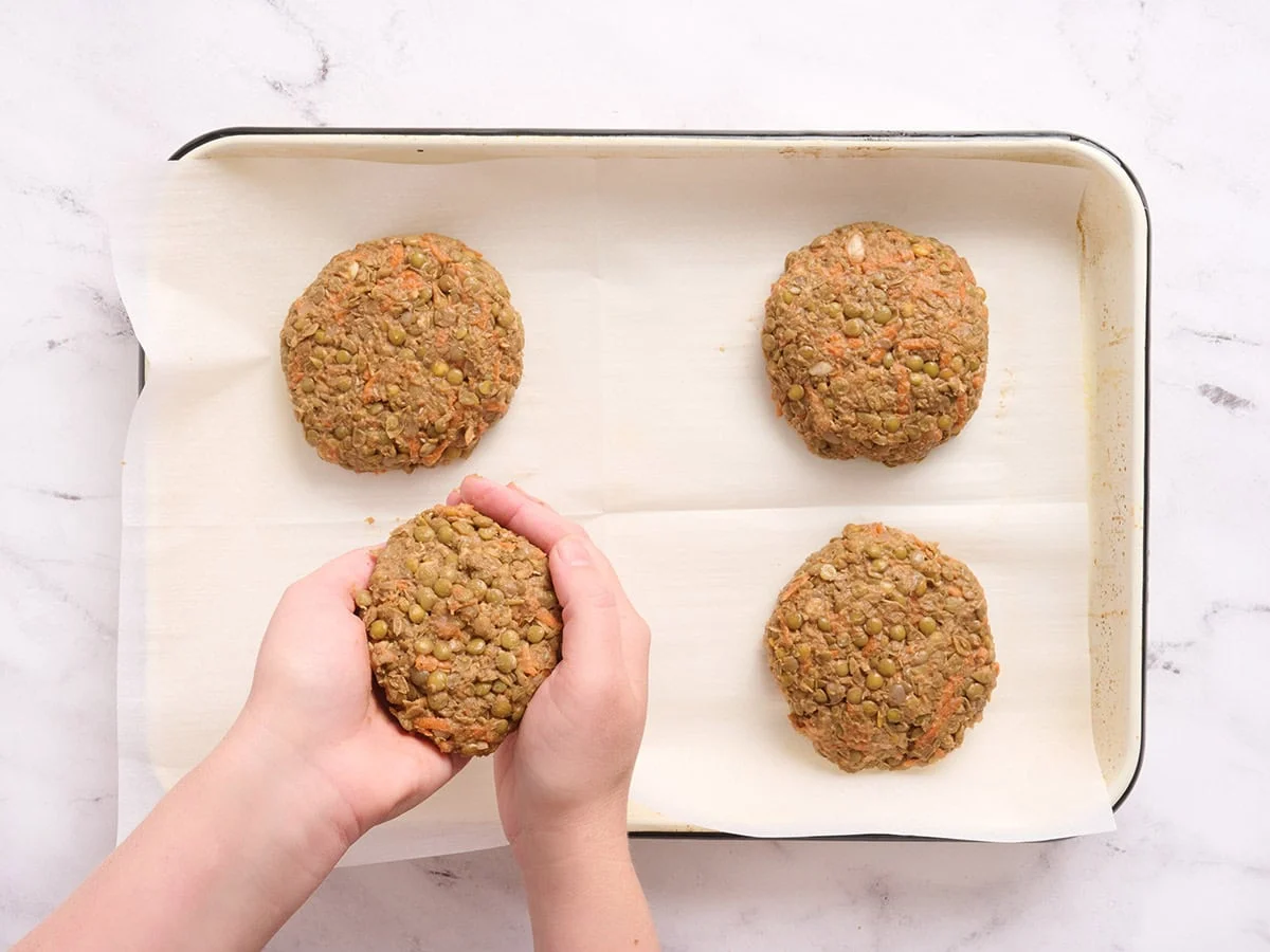 La mezcla de hamburguesa de lentejas se forma en cuatro hamburguesas.