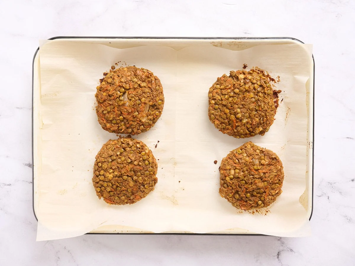 Hamburguesas de lentejas caseras recién horneadas en una sartén.