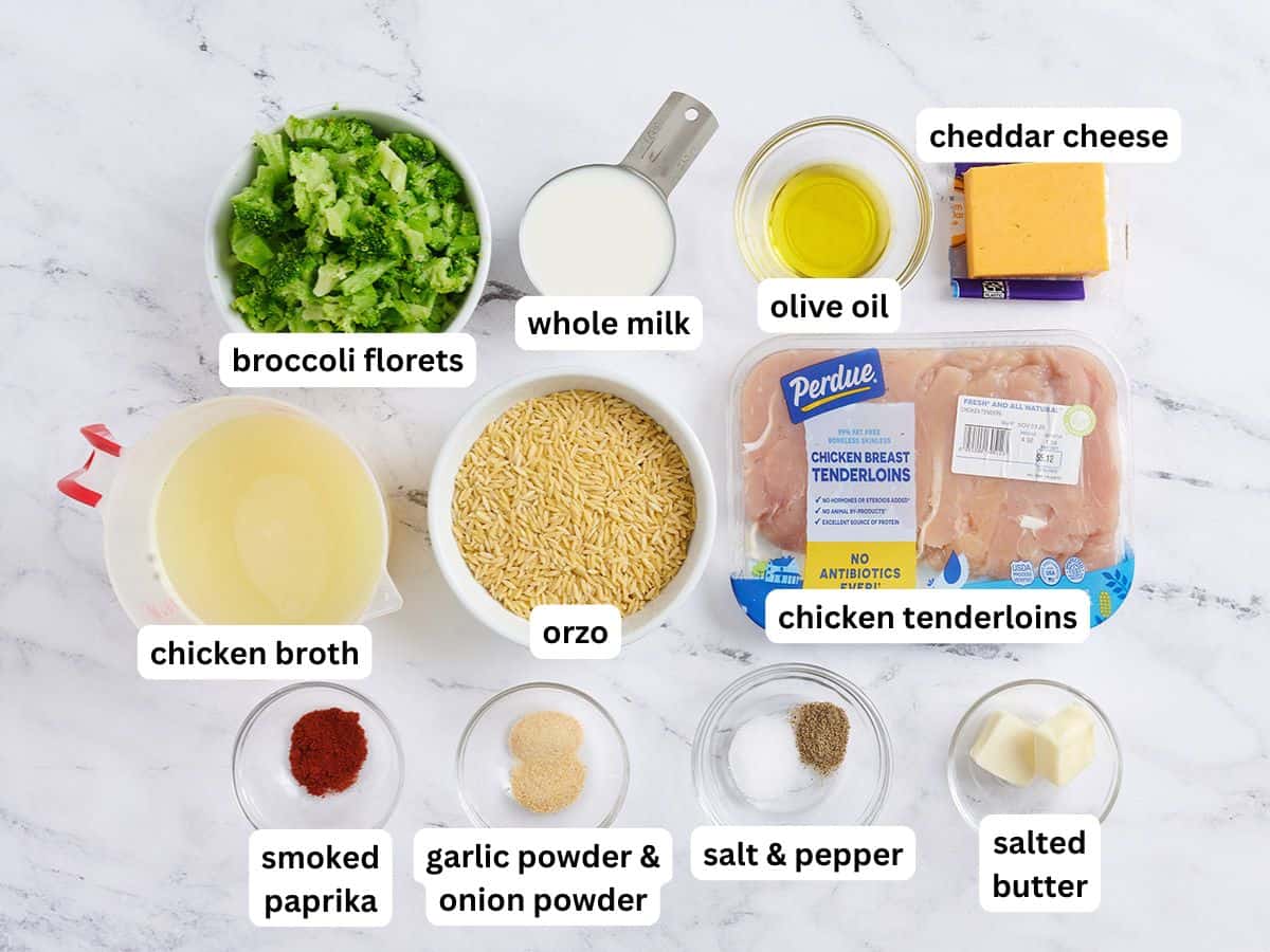 Los ingredientes para hacer una cazuela de pollo con brócoli con etiquetas.