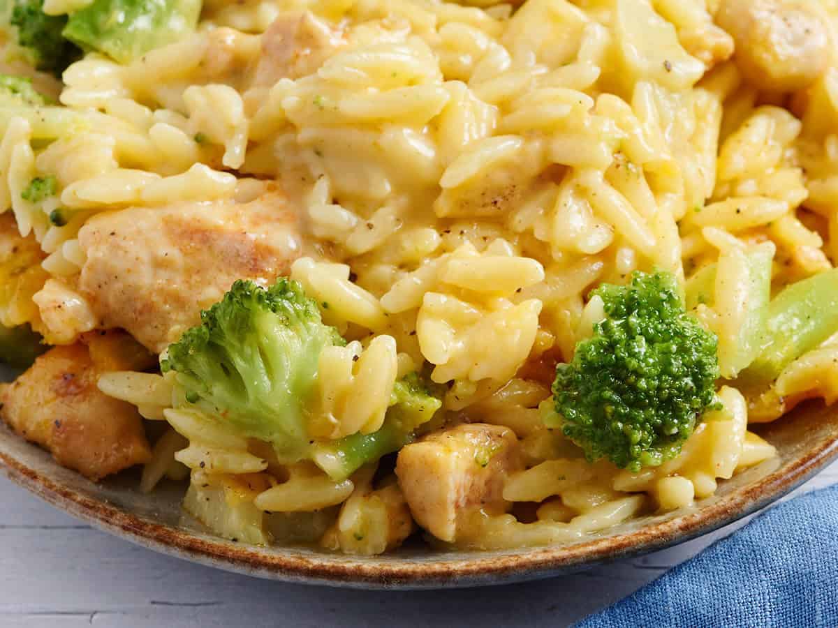 Primer plano lateral de una cazuela de pollo y brócoli en un plato.