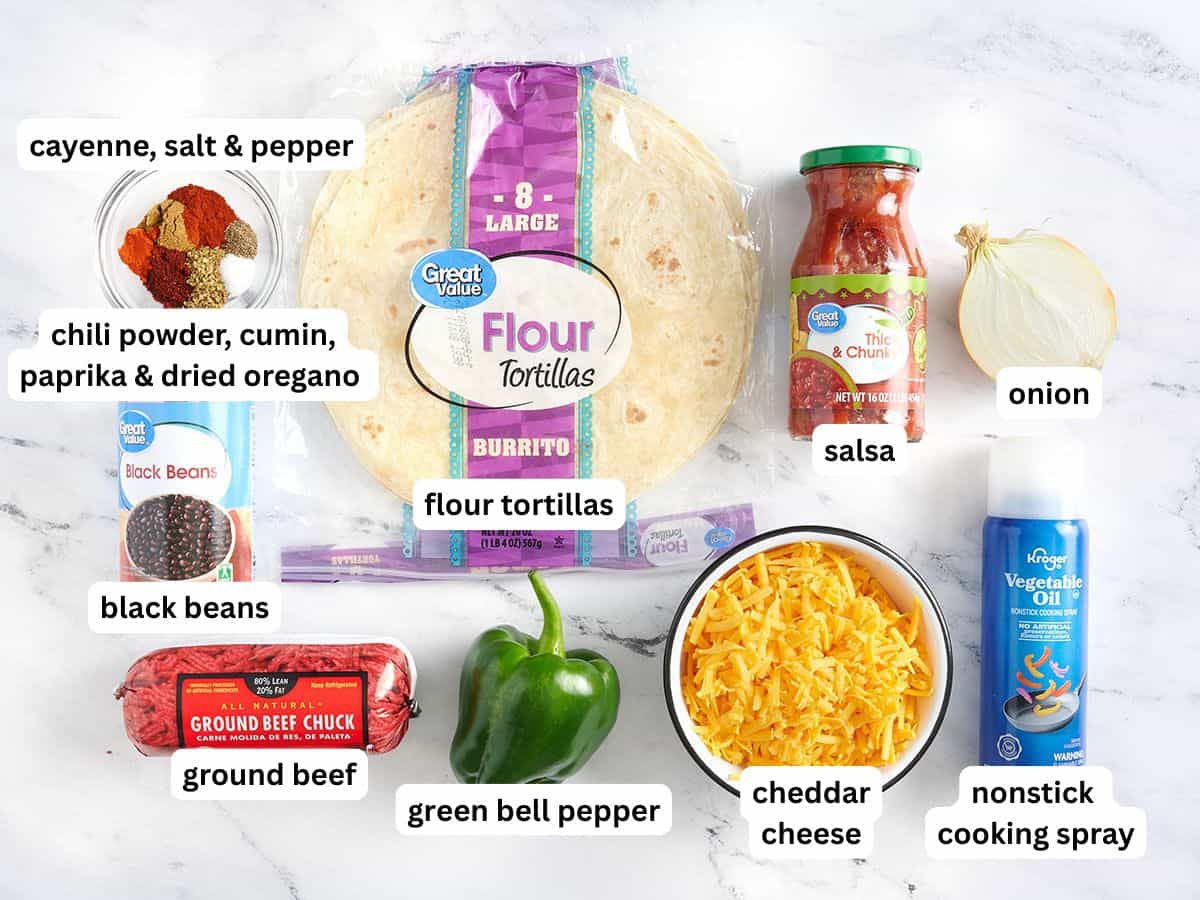 Los ingredientes para hacer cazuela de tacos con etiquetas.