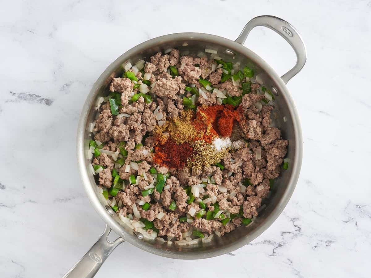 Condimento para tacos agregado a carne molida dorada.