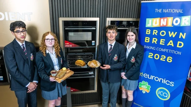   Aayan Ahmed, Eleanor-Rose Delaney, Oskar Mack, Amy Lalor, de Kilkenny College en el lanzamiento del Concurso Nacional de Pan Integral de este año. 