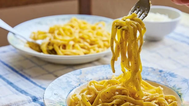 Tazones de pasta en una mesa de cocina