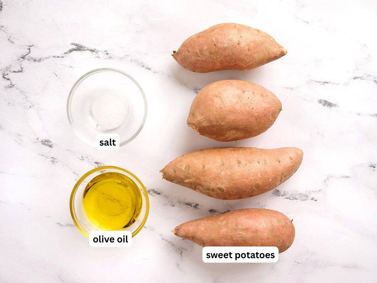 Los ingredientes para hacer patatas asadas con etiquetas de ingredientes.