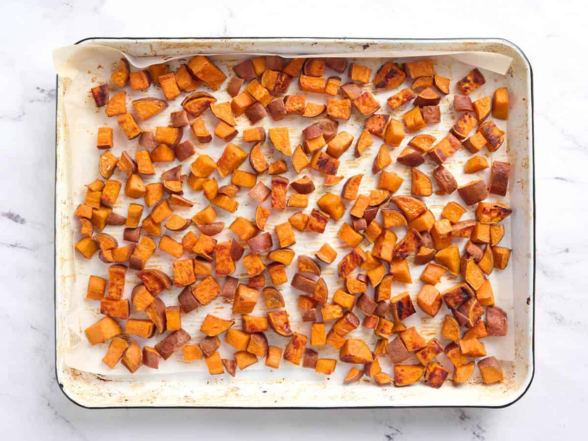 Batatas asadas en una bandeja para hornear.