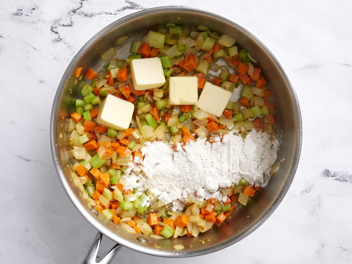 Se agrega mantequilla y harina a la sartén con las verduras.